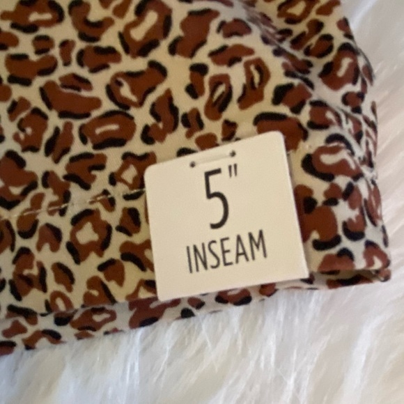 Lee Women's Leopard Print Shorts Regular Fit Mid Rise‎ Size 12 Pockets New - Picture 3 of 11